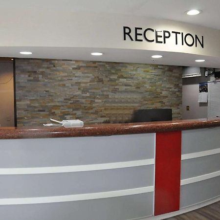Ramada By Wyndham Abbotsford Hotel Екстериор снимка