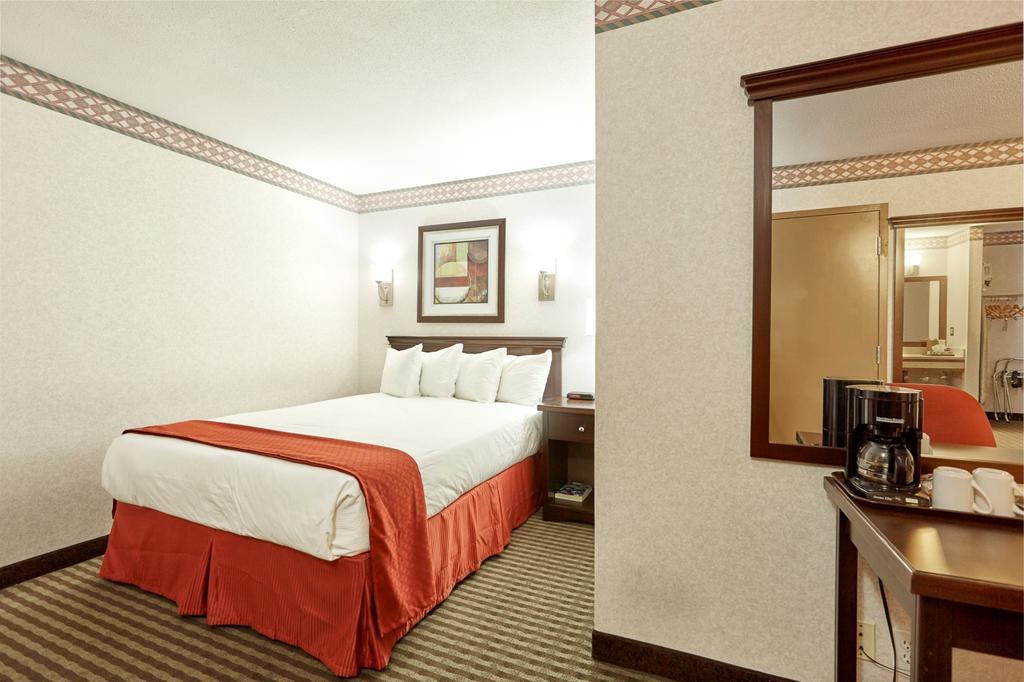 Ramada By Wyndham Abbotsford Hotel Стая снимка