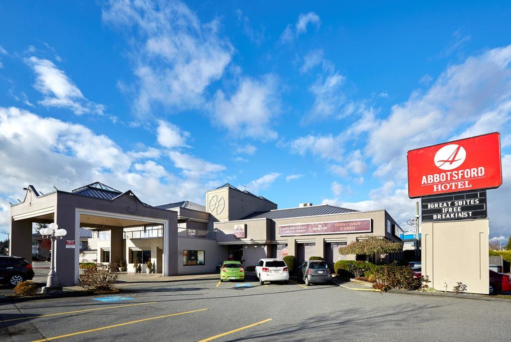 Ramada By Wyndham Abbotsford Hotel Екстериор снимка