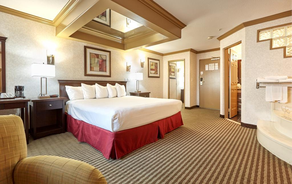 Ramada By Wyndham Abbotsford Hotel Екстериор снимка