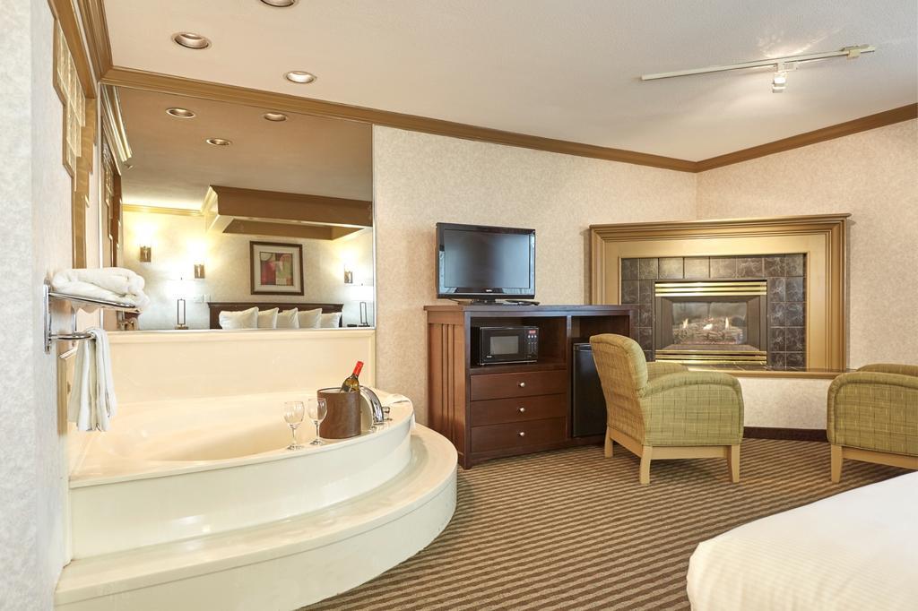 Ramada By Wyndham Abbotsford Hotel Екстериор снимка
