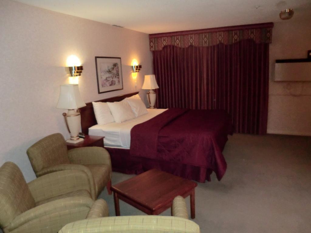 Ramada By Wyndham Abbotsford Hotel Стая снимка