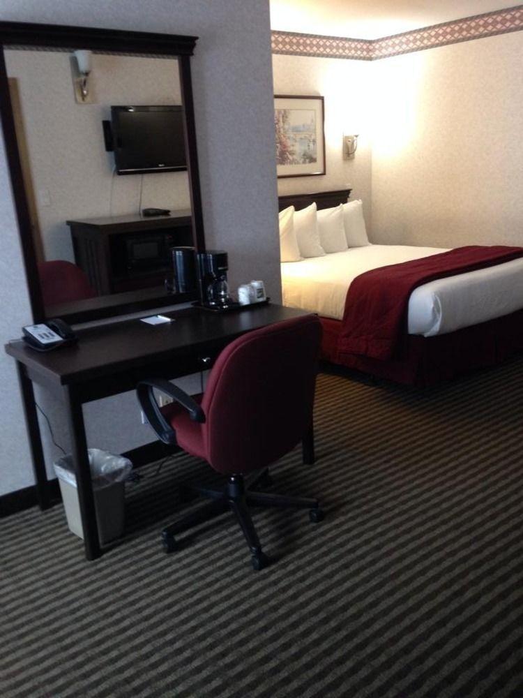 Ramada By Wyndham Abbotsford Hotel Екстериор снимка