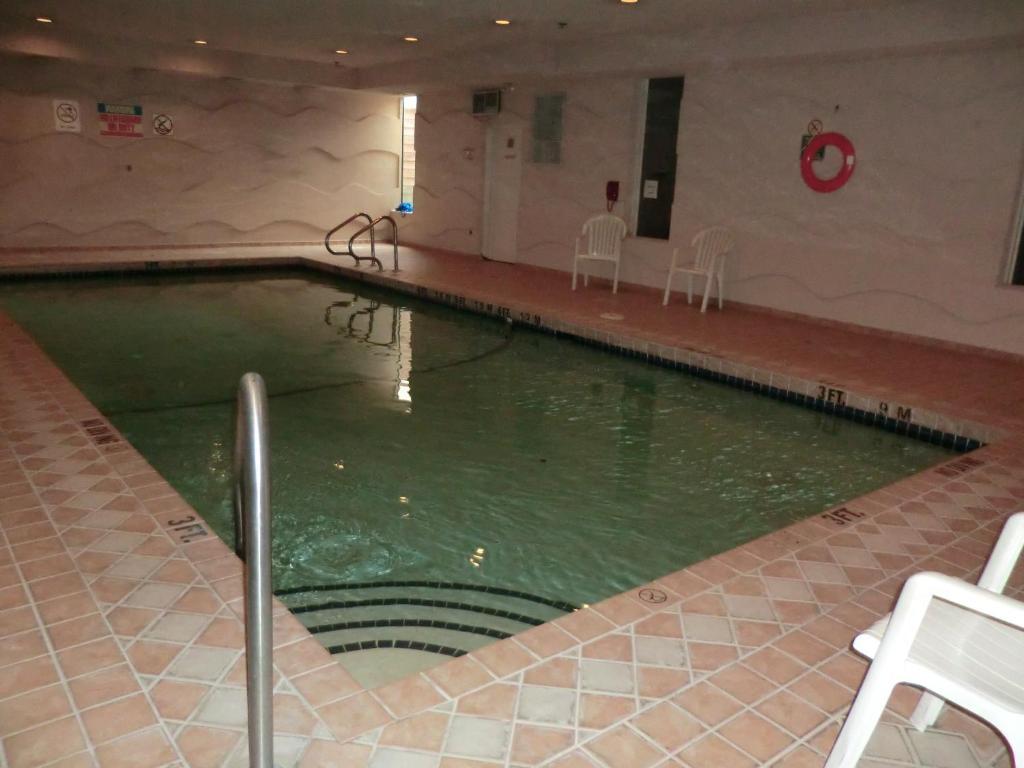 Ramada By Wyndham Abbotsford Hotel Екстериор снимка