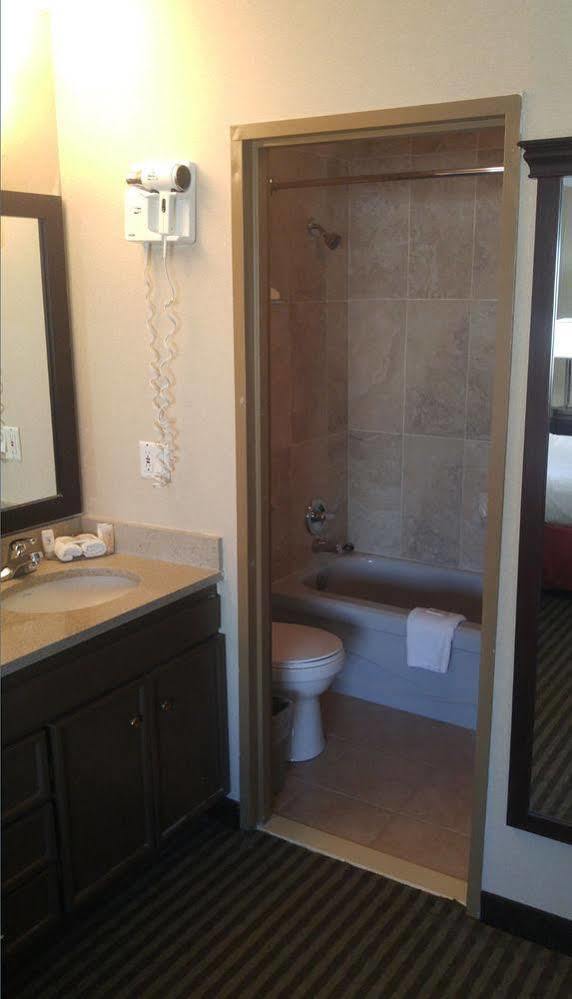 Ramada By Wyndham Abbotsford Hotel Екстериор снимка