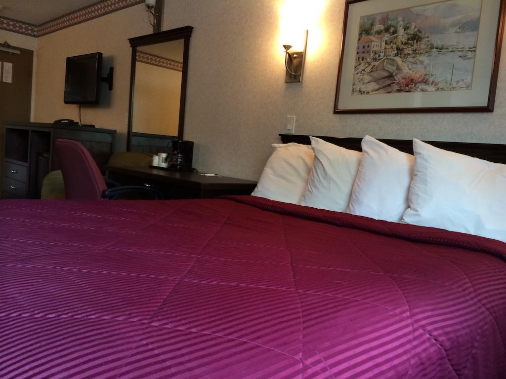 Ramada By Wyndham Abbotsford Hotel Стая снимка