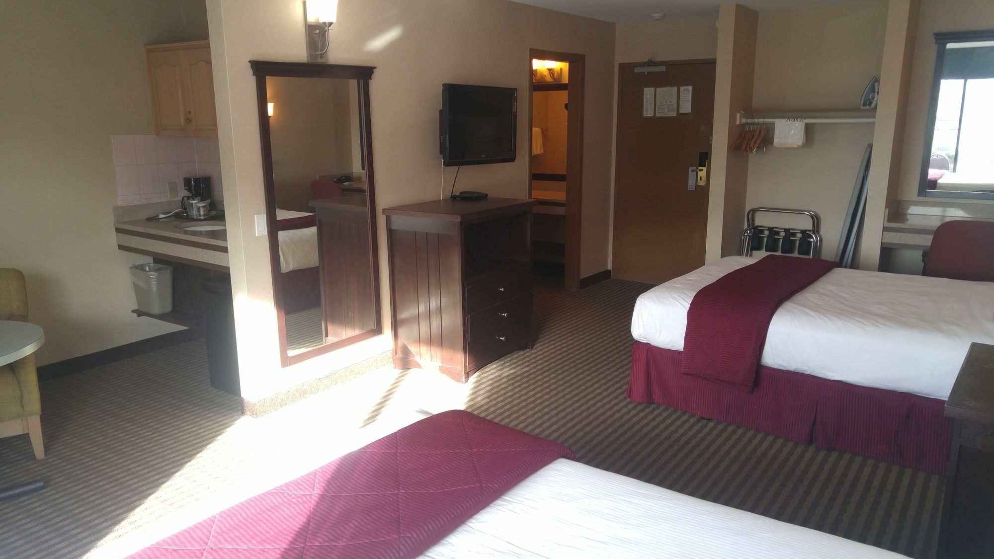 Ramada By Wyndham Abbotsford Hotel Екстериор снимка