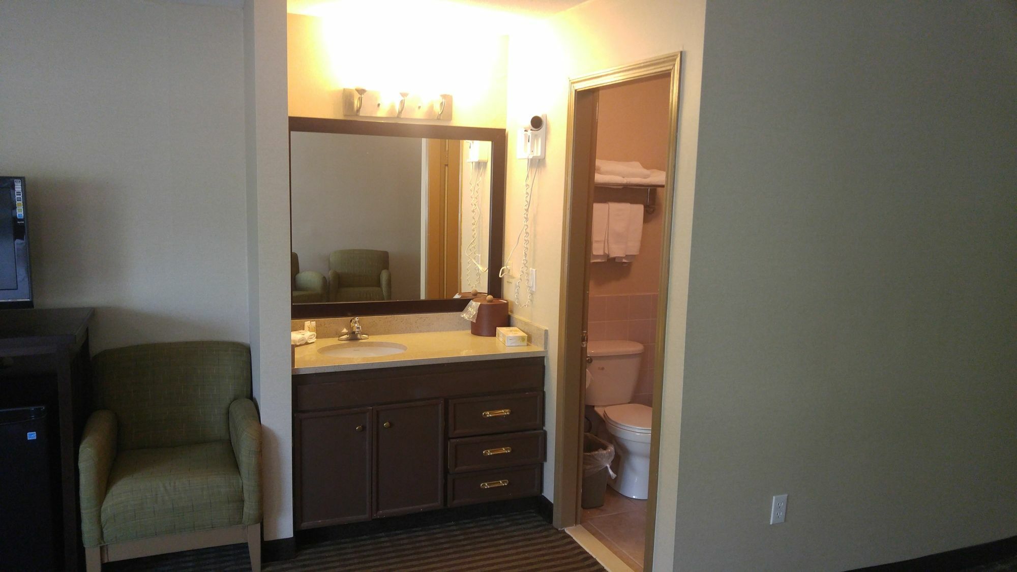 Ramada By Wyndham Abbotsford Hotel Екстериор снимка