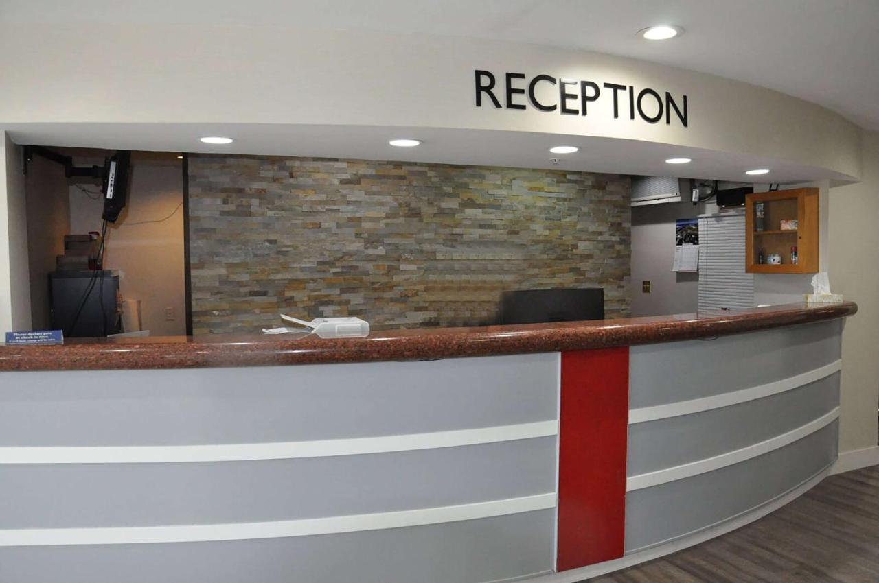 Ramada By Wyndham Abbotsford Hotel Екстериор снимка
