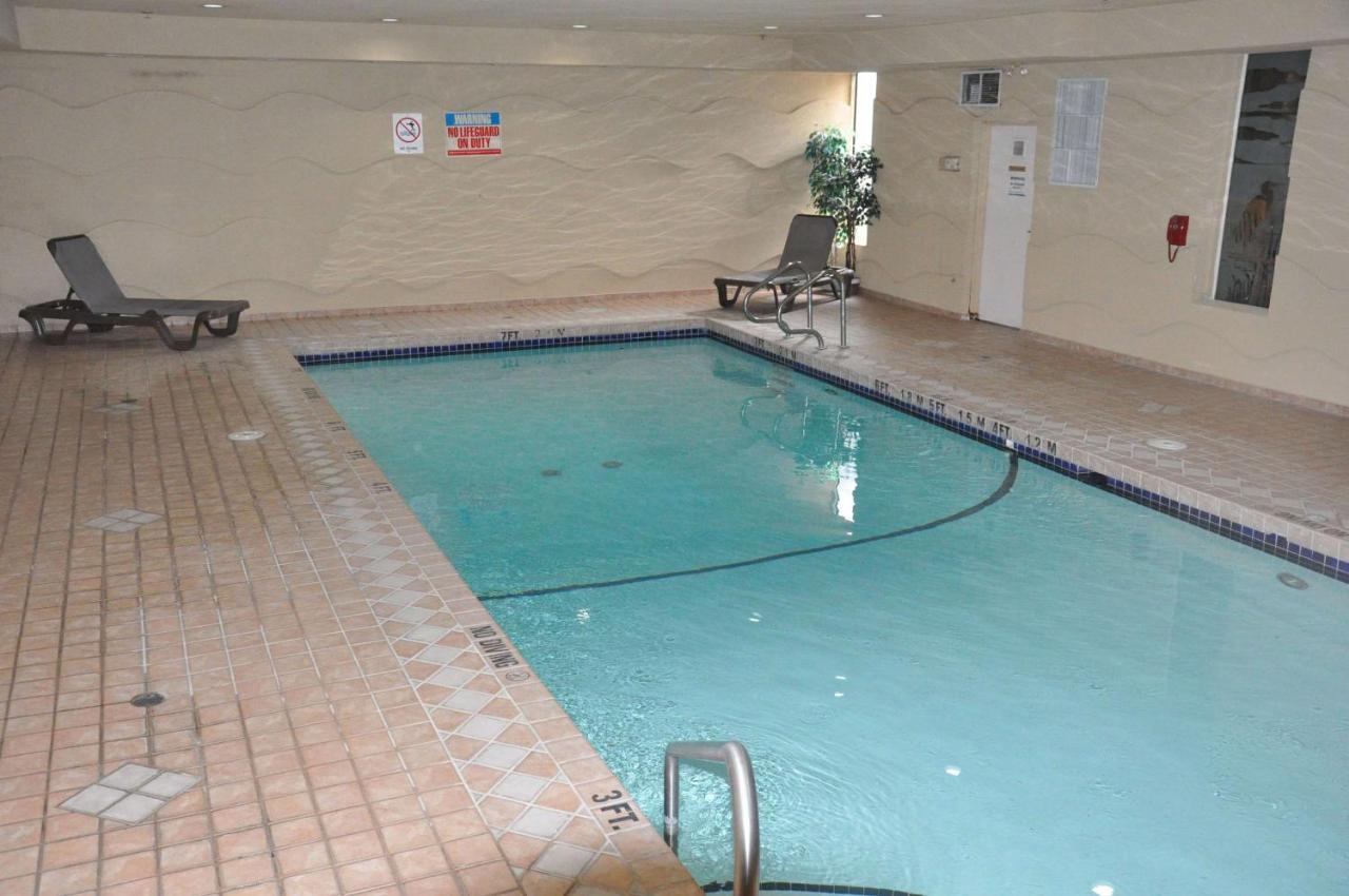Ramada By Wyndham Abbotsford Hotel Екстериор снимка