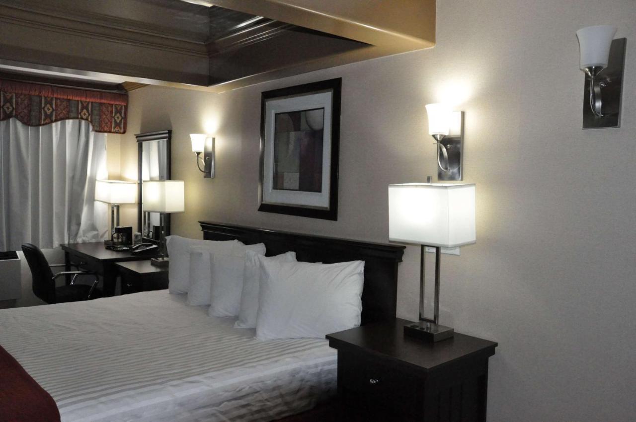 Ramada By Wyndham Abbotsford Hotel Екстериор снимка