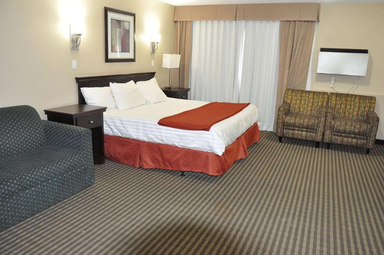 Ramada By Wyndham Abbotsford Hotel Екстериор снимка