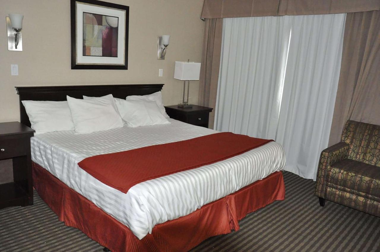 Ramada By Wyndham Abbotsford Hotel Екстериор снимка